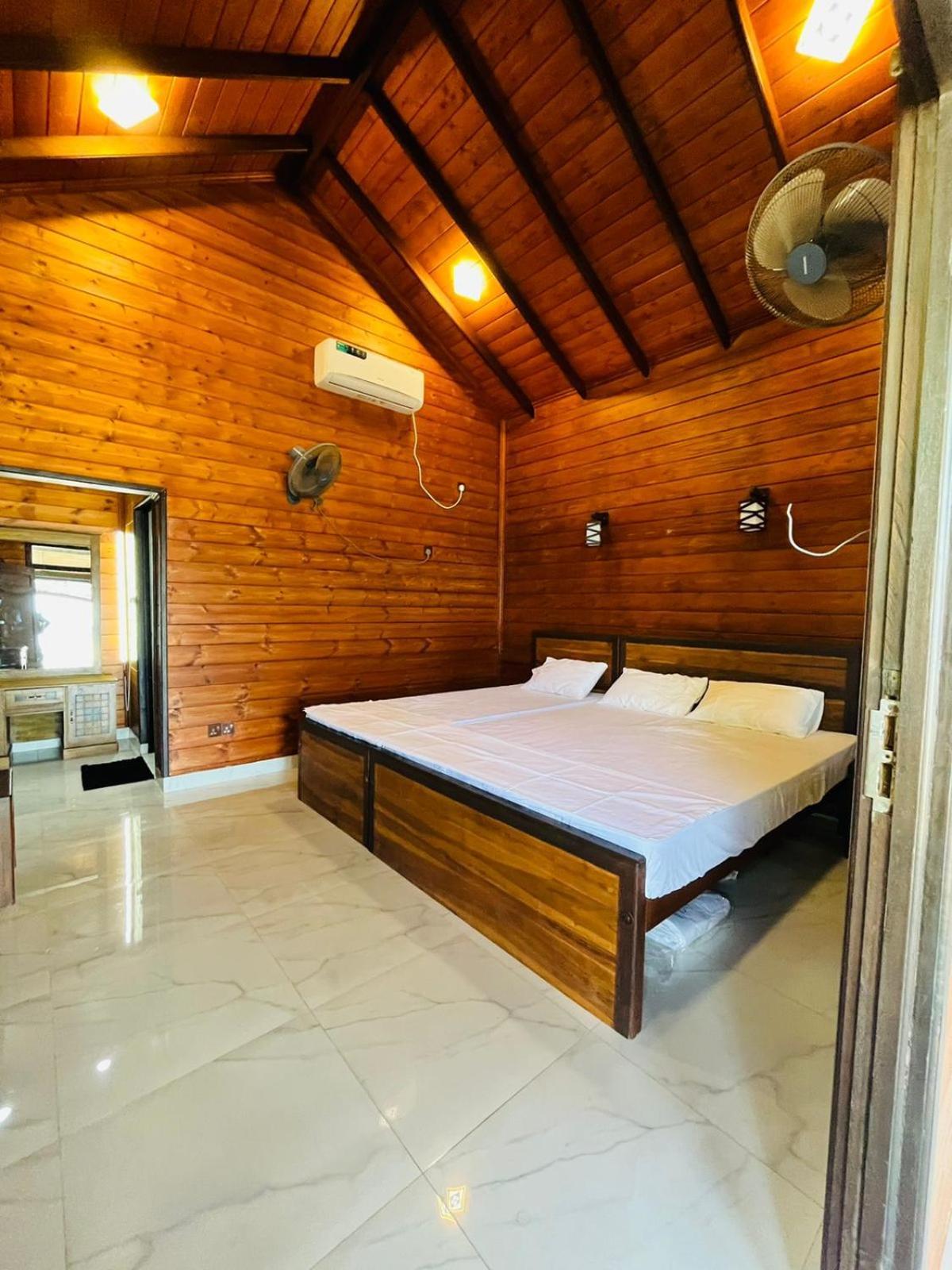 Janas Blue Water Corner Hotel Trincomalee Eksteriør billede